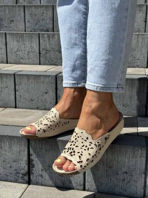 Beżowe ażurowe klapki damskie skórzane T.Sokolski L114 - Styl casualowy