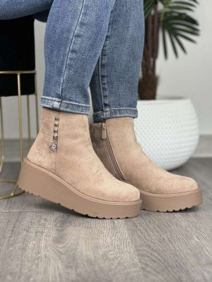Beżowe botki zamszowe na koturnie Potocki - Styl casualowy