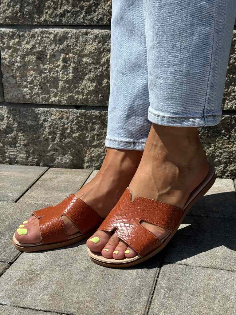 Brązowe klapki damskie na płaskim obcasie Piccadilly 418083-5 - Styl casualowy