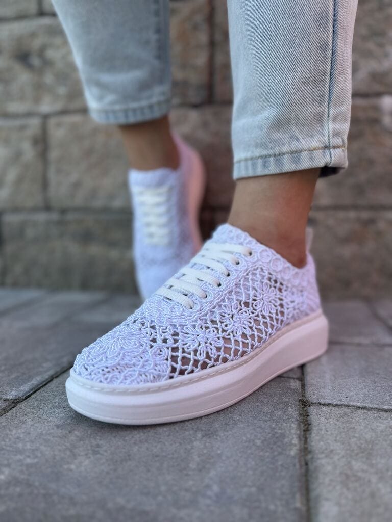 Białe buty koronkowe damskie – Modne buty na grubej podeszwie T. Sokolski - Styl casualowy