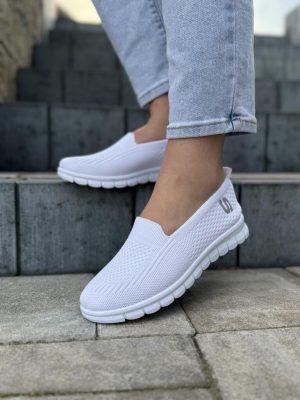 Białe tenisówki wsuwane damskie – Modne buty na każdą okazję Potocki - Do jeansów