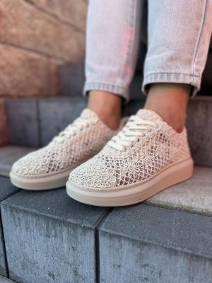 Koronkowe buty damskie beżowe – Modne buty na grubej podeszwie T. Sokolski - Styl sportowy