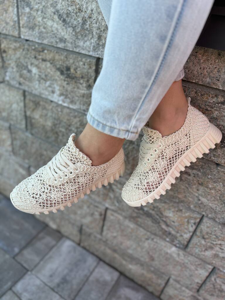 Beżowe buty koronkowe damskie – Modne buty na grubej podeszwie T. Sokolski - Na lato
