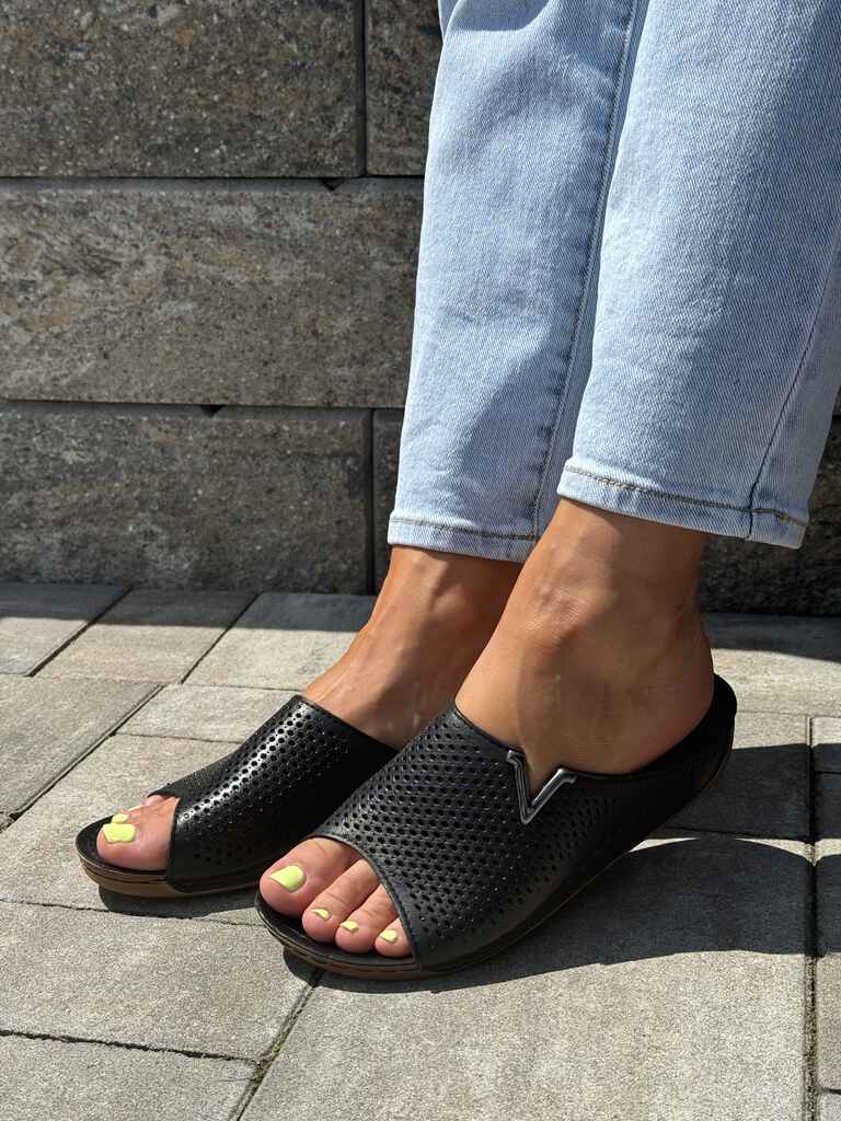Czarne skórzane klapki damskie Sokolski AMI L24-161 - Styl casualowy