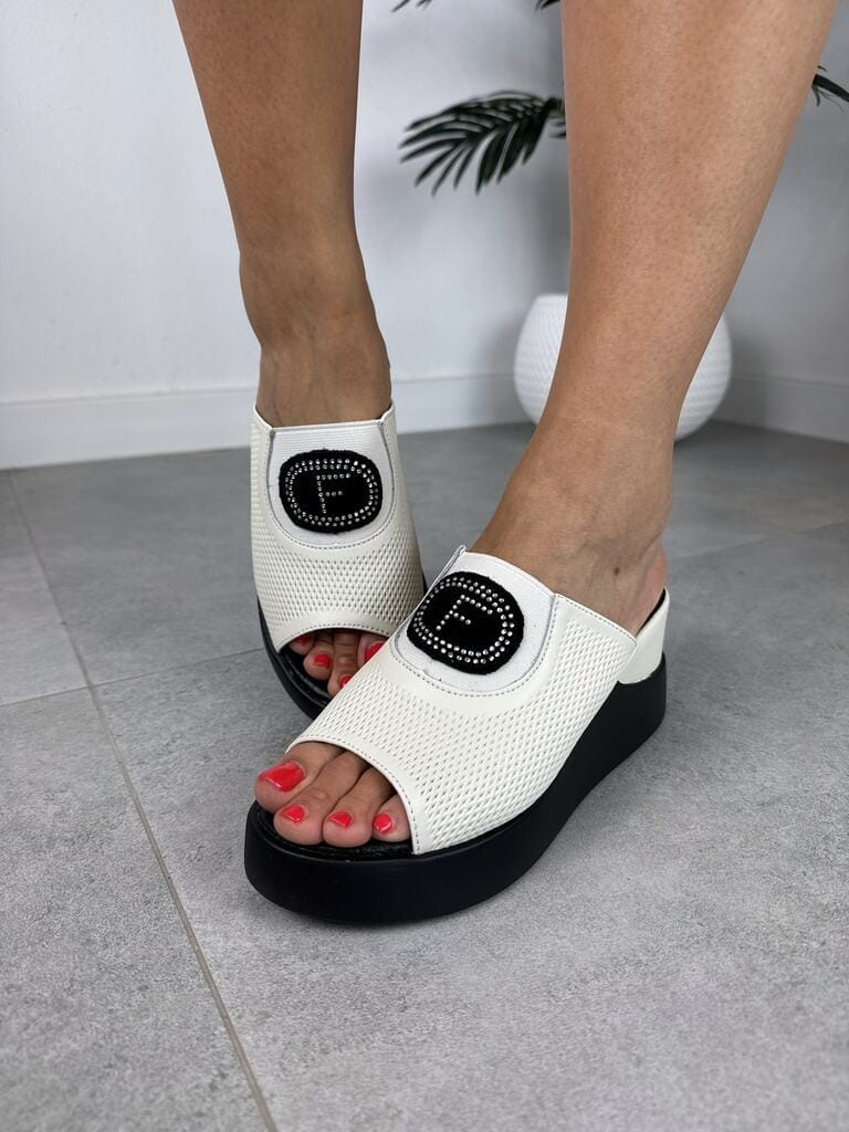 Klapki damskie skórzane ażurowe – Wygodne klapki damskie Filippo - Styl casualowy