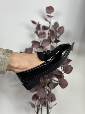 Lakierowane mokasyny damskie z ozdobą HY42-399A czarny - Styl casualowy
