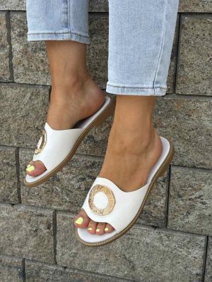 Białe płaskie klapki damskie z ozdobą Filippo DK6906/25 - Styl casualowy