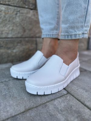 Białe skórzane półbuty damskie Wasak – Wygodne wsuwane buty damskie - Styl casualowy