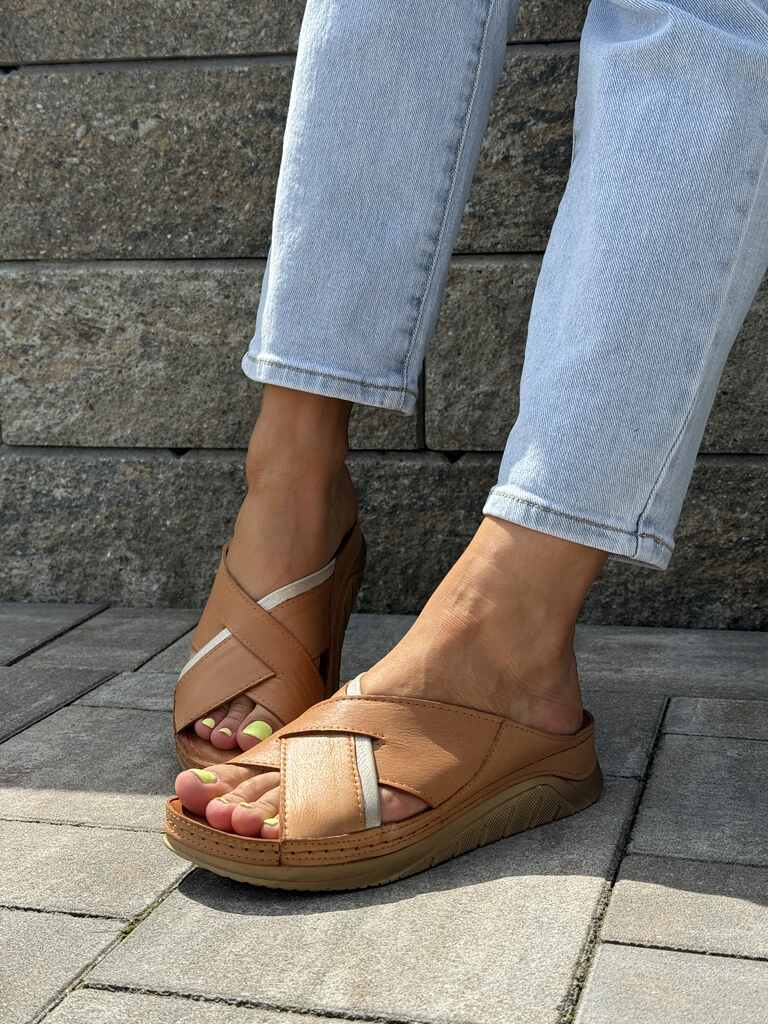 Brązowe klapki damskie skórzane na koturnie T.Sokolski L24-183 - Styl casualowy
