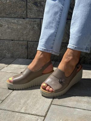 Brązowe skórzane sandały damskie na koturnie Vinceza 66759 - Styl casualowy