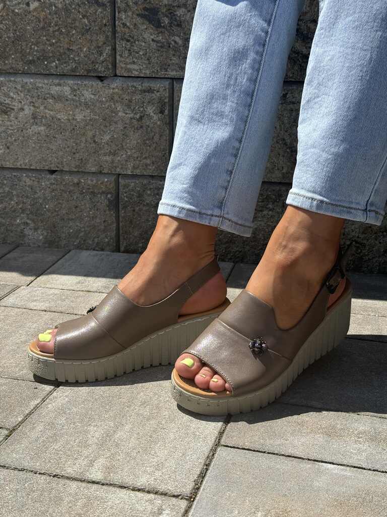 Brązowe skórzane sandały damskie na koturnie Vinceza 66759 - Styl casualowy