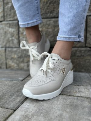 Beżowe skórzane sneakersy damskie – Wygodne buty na koturnie S.Barski - Styl casualowy