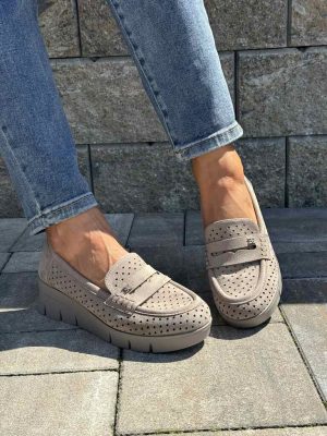 Ażurowe mokasyny damskie na koturnie khaki 12608 Potocki - Styl klasyczny
