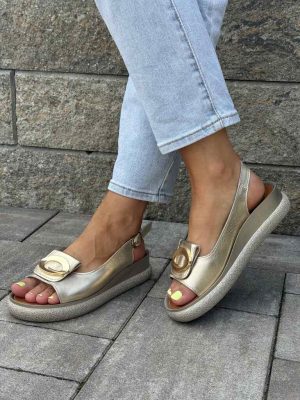 Złote skórzane sandały na korurnie T.Sokolski L25-135 - Styl casualowy