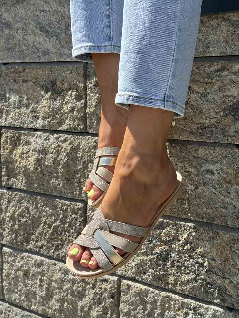 Wygodne złote klapki damskie Piccadilly 418082-10 - Styl casualowy
