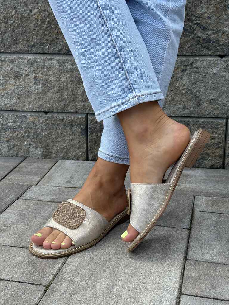 Złote płaskie klapki damskie 25-43324 Potocki - Styl casualowy