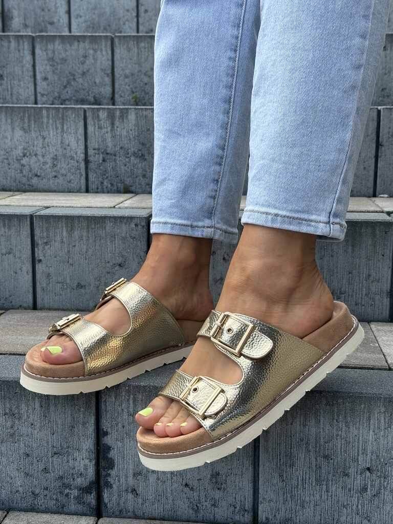 Złote klapki z klamrami damskie Xti 144018 - Styl casualowy