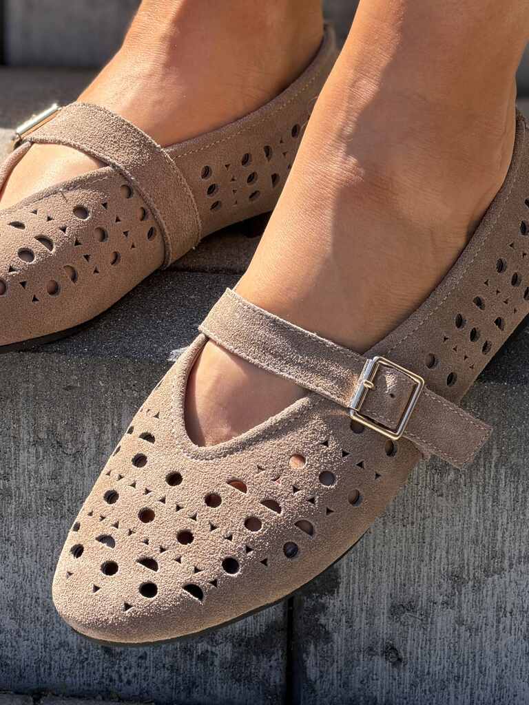 Skórzane ażurowe balerinki z zapięciem Filippo DP7875 Beżowe - Styl klasyczny