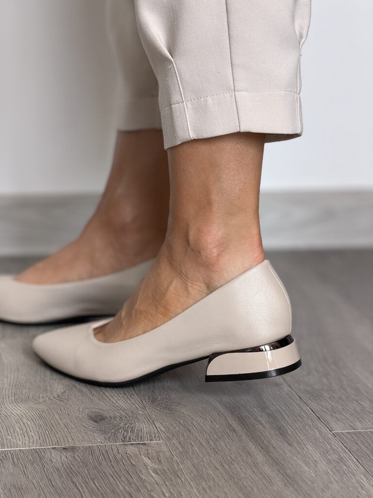 Beżowe czółenka damskie na niskim obcasie Vinceza 62280 - Styl glamour