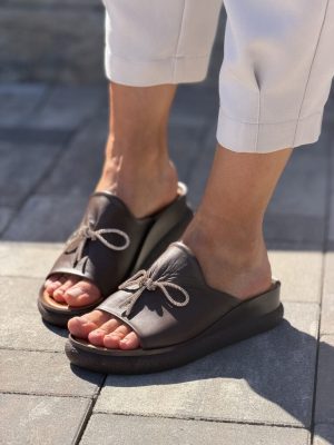 Czekoladowe klapki damskie skórzane na platformie T.Sokolski L26-154 - Styl casualowy