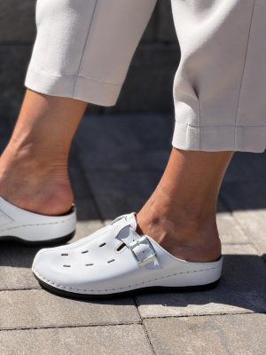 Białe klapki z zakrytymi palcami na grubej podeszwie Inblu 004A - Styl casualowy