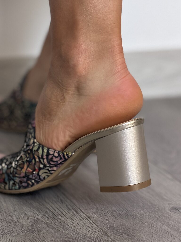 Czarne ażurowe skórzane klapki na obcasie Eska 0446 - Styl casualowy