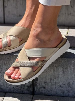Beżowe klapki damskie na koturnie Inblu SD0004 - Styl casualowy