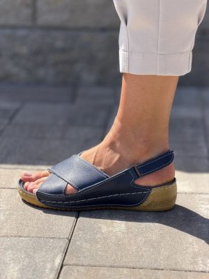 Granatowe sandały skórzane na koturnie T. Sokolski L22-307 - Styl wakacyjny