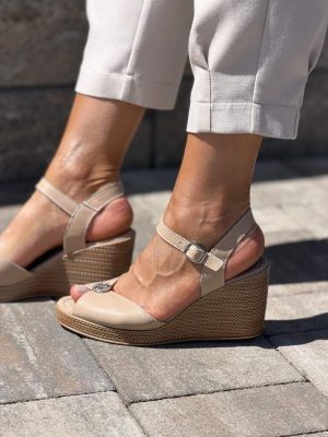 Beżowe skórzane sandały damskie na koturnie Filippo DS6026/24 - Styl plażowy