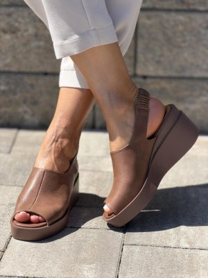 Brązowe skórzane sandały damskie na koturnie T. Sokolski 407 - Styl boho