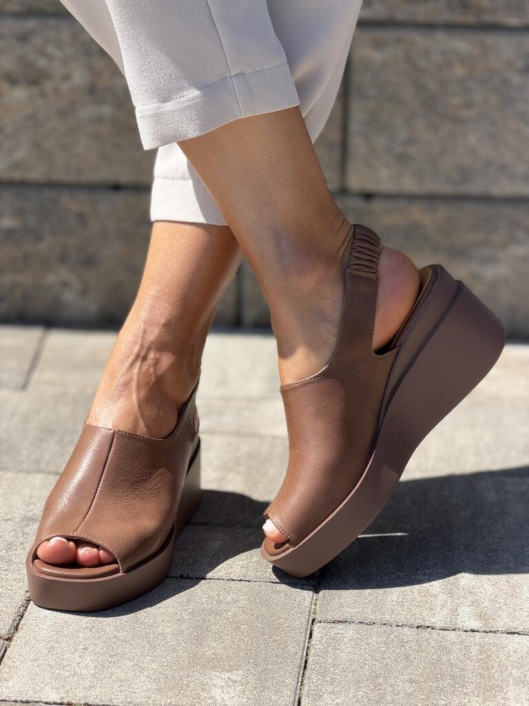 Brązowe skórzane sandały damskie na koturnie T. Sokolski 407 - Styl boho