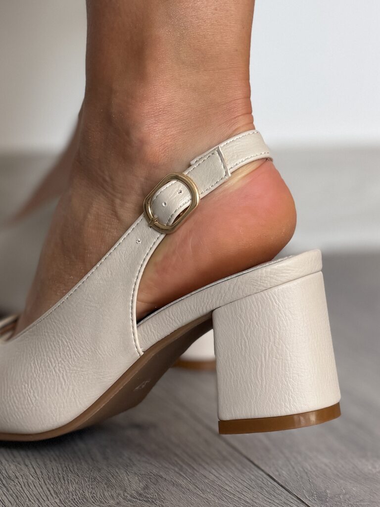 Beżowe sandały damskie na niskim obcasie Potocki 12811 - Styl glamour