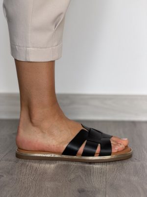 Czarne klapki skórzane płaskie AGA 02466/111 - Styl casualowy