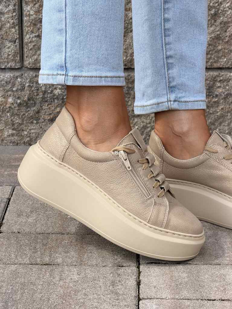 Beżowe skórzane sneakersy damskie na platformie Wasak 0710 - Do jeansów
