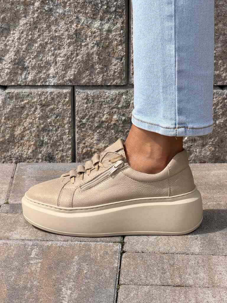 Beżowe skórzane sneakersy damskie na platformie Wasak 0710 - Styl sportowy