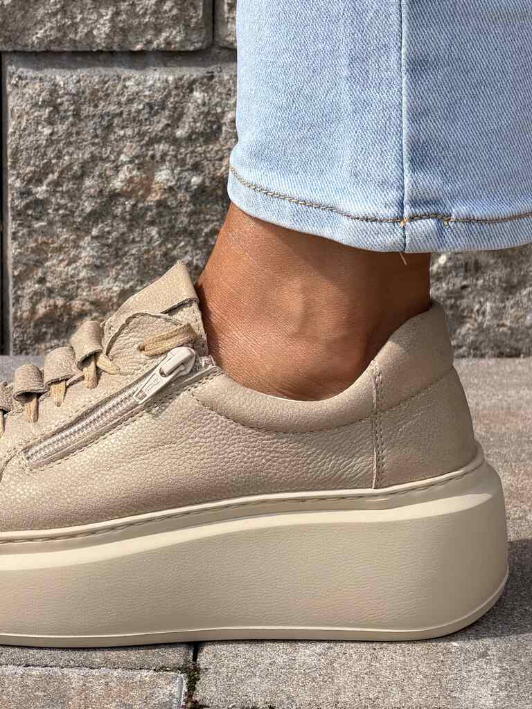 Beżowe skórzane sneakersy damskie na platformie Wasak 0710 - Na jesień
