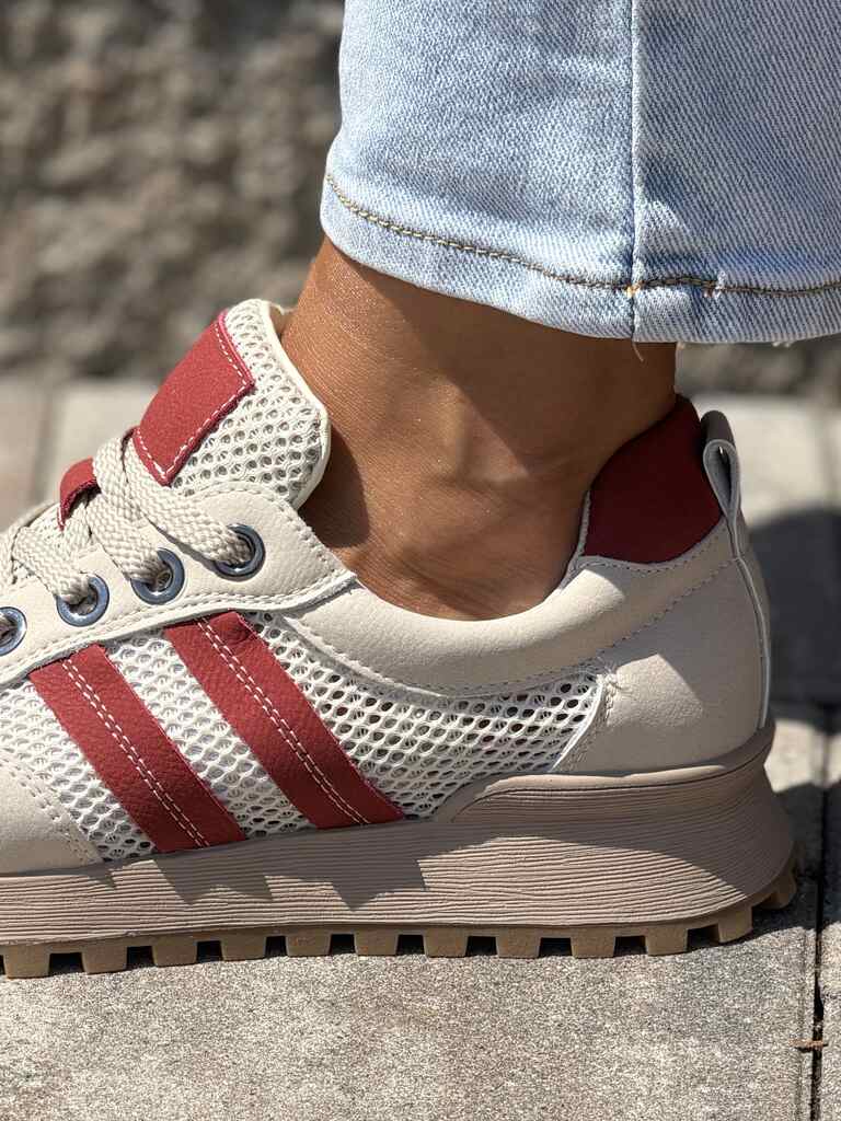 Lekkie beżowe sneakersy damskie ze skórzanymi wstawkami, siateczką i czerwonymi zdobieniami do miejskich stylizacji
