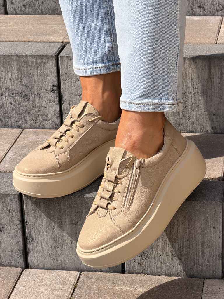 Beżowe skórzane sneakersy damskie na platformie Wasak 0710 - Do żakietu