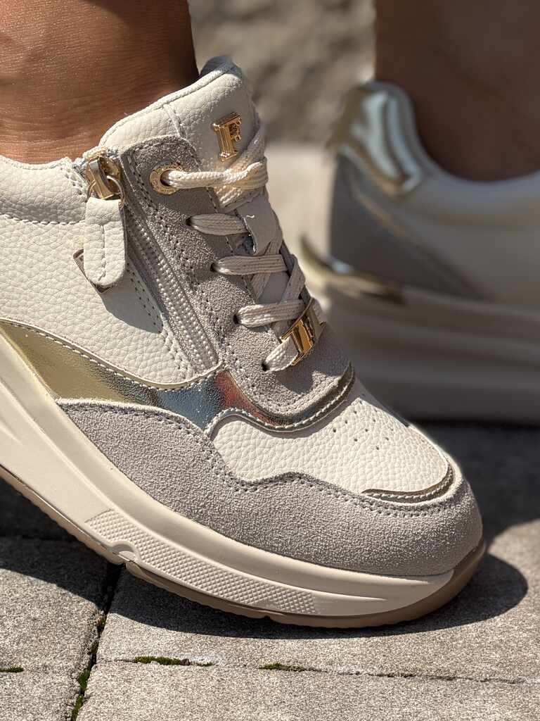 Skórzane beżowe sneakersy na koturnie Filippo DP7770/26 - Na jesień