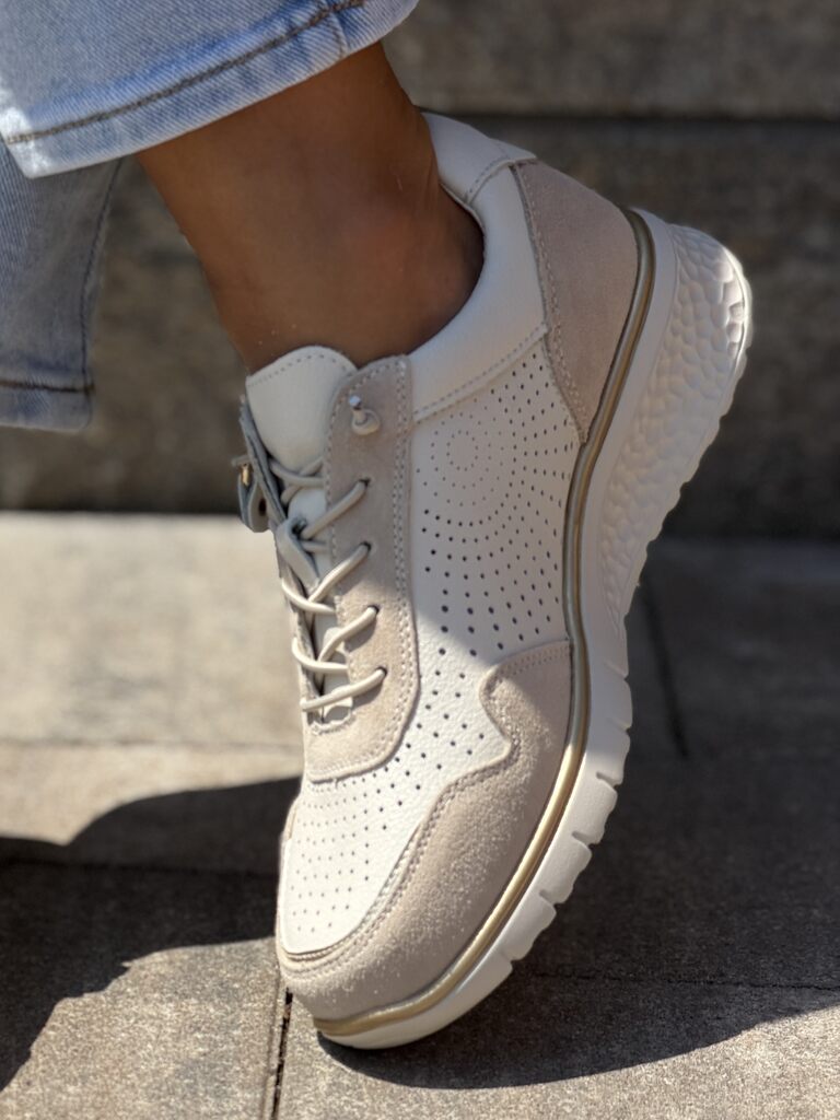 Skórzane białe sneakersy na koturnie Filippo DP7605/26 - Styl sportowy