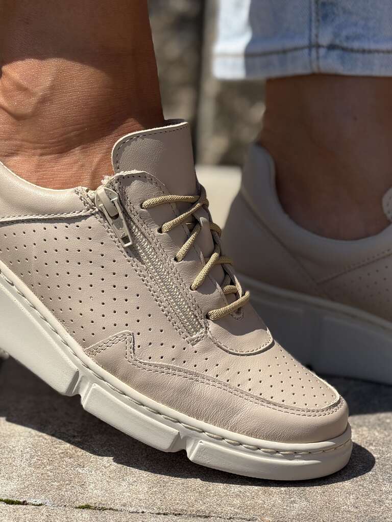 Beżowe skórzane sneakersy damskie na platformie Wasak 0710 - Na jesień