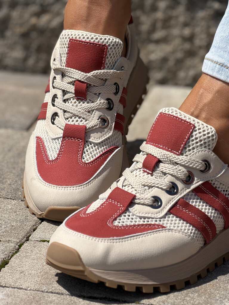 Beżowe skórzane buty sportowe z ażurową siateczką, czerwonymi paskami i bieżnikowaną podeszwą na spacer