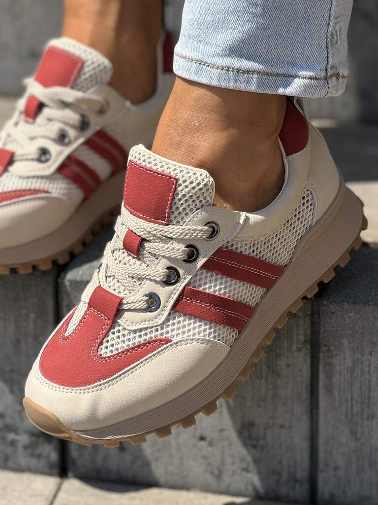 Beżowe sneakersy damskie ze skórzanymi elementami i siateczką, czerwonymi detalami oraz grubszą podeszwą