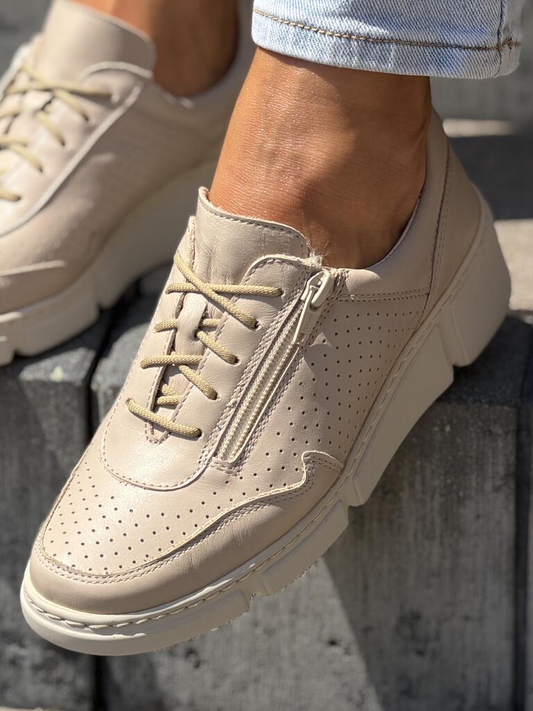 Beżowe skórzane sneakersy damskie na platformie Wasak 0710 - Do spodni