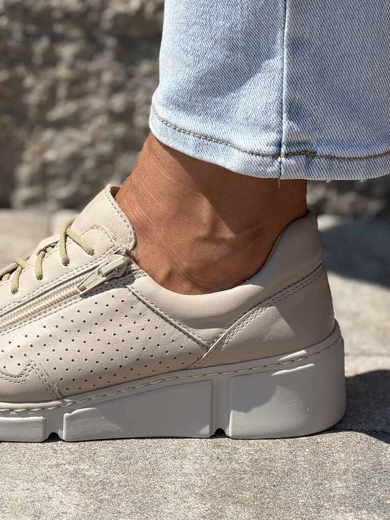 Beżowe skórzane sneakersy damskie na platformie Wasak 0710 - Styl streetwear