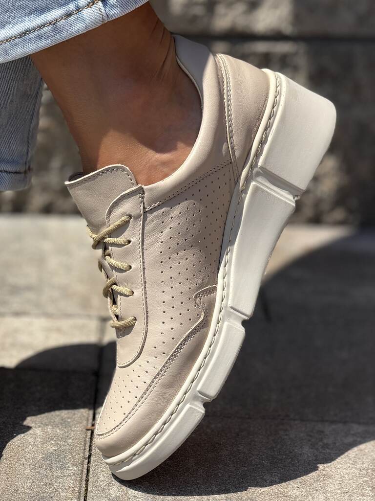 Beżowe skórzane sneakersy damskie na platformie Wasak 0710 - Do żakietu