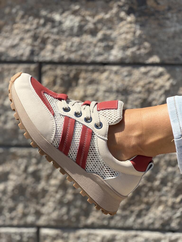 Beżowe buty sportowe damskie ze skóry i przewiewnej siateczki, z czerwonymi wstawkami i sznurowaniem na co dzień