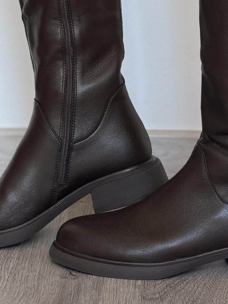 Brązowe skórzane kozaki na płaskim obcasie D&A 1036 - Styl kobiecy