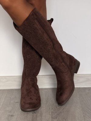 Brązowe ażurowe kozaki damskie na płaskim spodzie S.Barski 8023 - Styl miejski