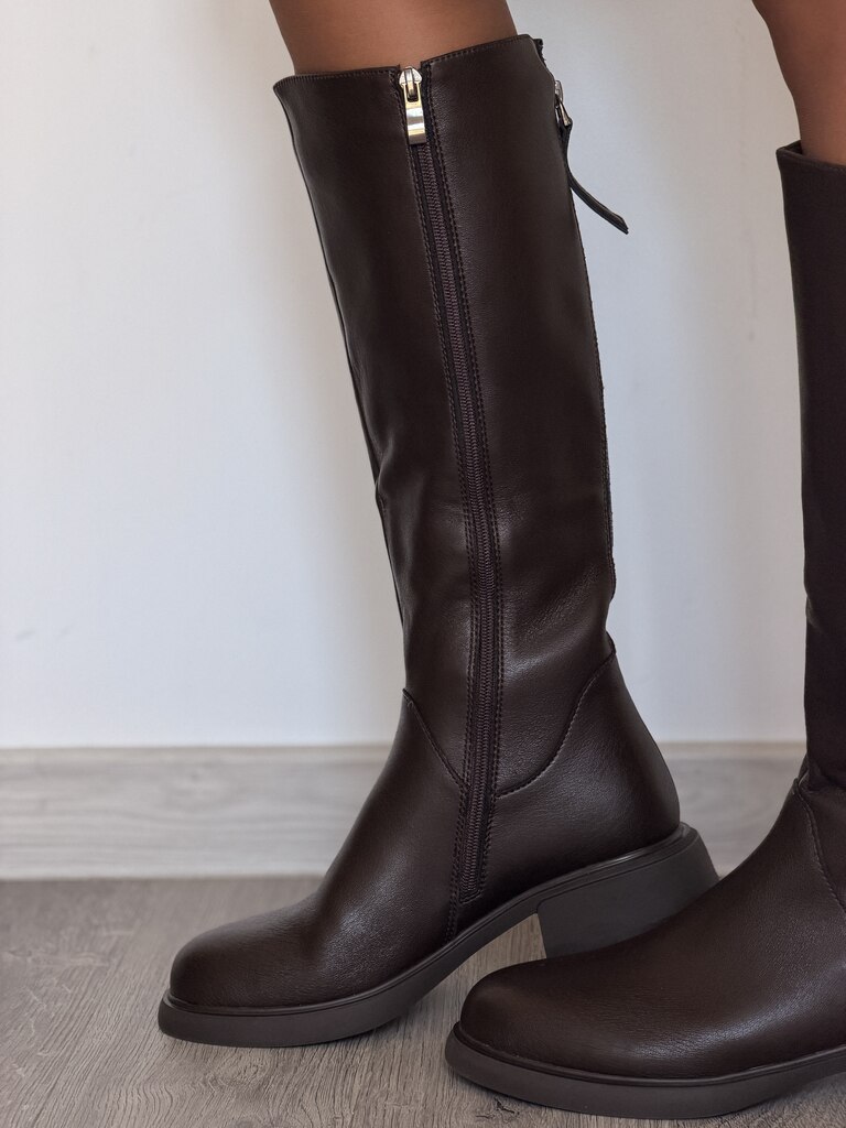 Brązowe skórzane kozaki na płaskim obcasie D&A 1036 - Do jeansów